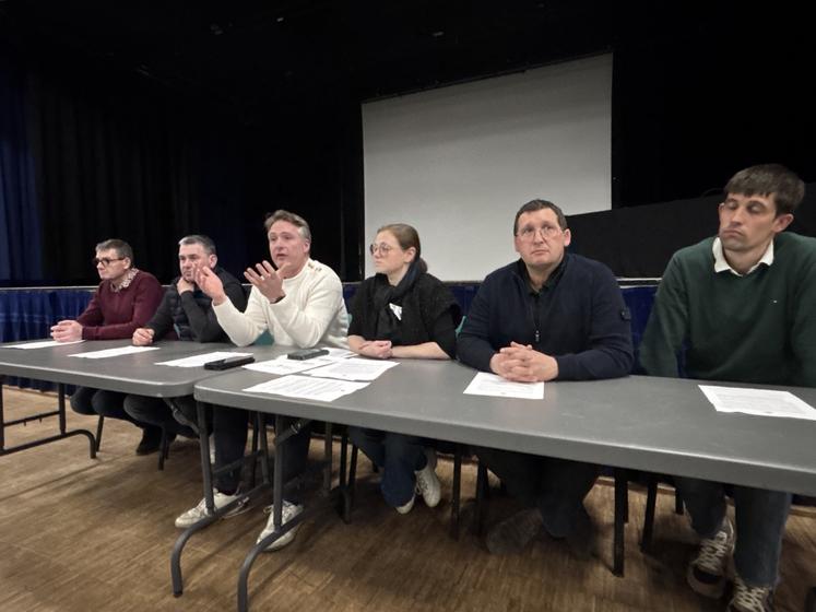 De gauche à droite) Yvan Tison, Denis Bellanger (Noyai-sous-Bazouges), Landry Rivière (Saint-James), Aude Gaillard (Saint-Brice-en-Coglès), Sébastien Fesnoux (Bazouges-la-Pérouse) et Jérôme Leroy (Saint-James).