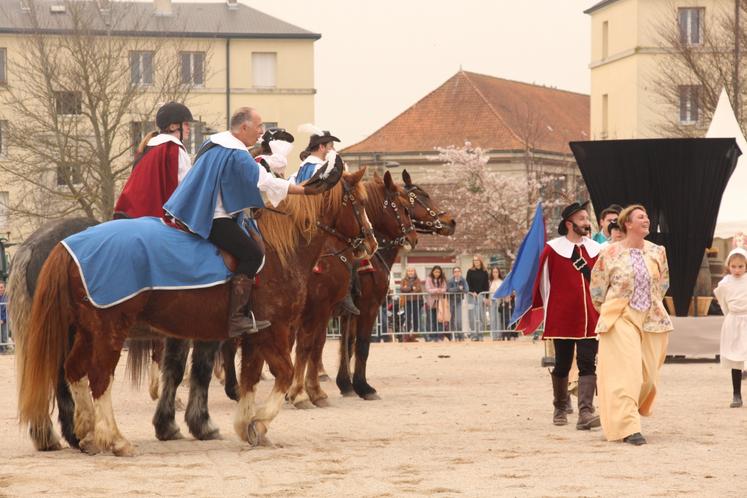 Tous les costumes du spectacle ont été réalisés par des adhérents. "Tout le monde s'entraide pour la fabrication", détaille la présidente de l'Art en Cavale.
