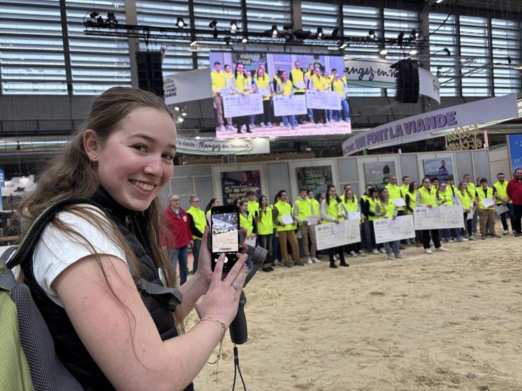 Victoria King a pu mettre en images et en vidéo l'expérience parisienne de Mélissa Mouchel, assistant le juge le jeudi et concourant le vendredi au pointage.