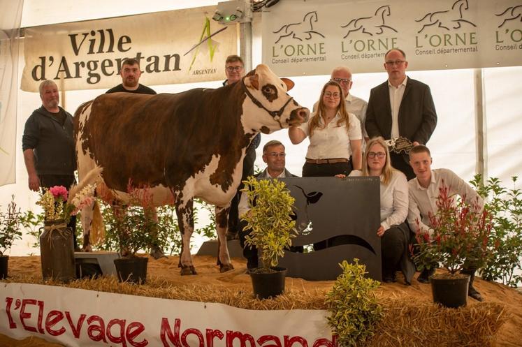 Prix de la Grande championne attribué à Sexy du Gaec Foucault.