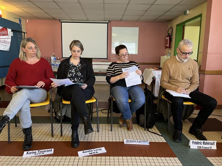 Du côté de la Chambre d'agriculture et de la MSA, on s'accorde à dire que l'anticipation est le mot-clé d'une transmission réussie. Ici, Karine Tisserand et Aurélie Leroy, de la MSA, et Jeanne Lerétrif (Chambre) partagent leur expérience avec les participants.