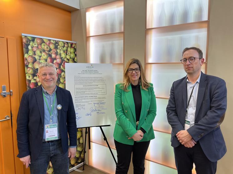 Stéphanie Yon-Courtin, député européenne, a pu discuté des enjeux liés à la filière cidricole avec le directeur de l'Unicid, Jean-Louis Benassi.