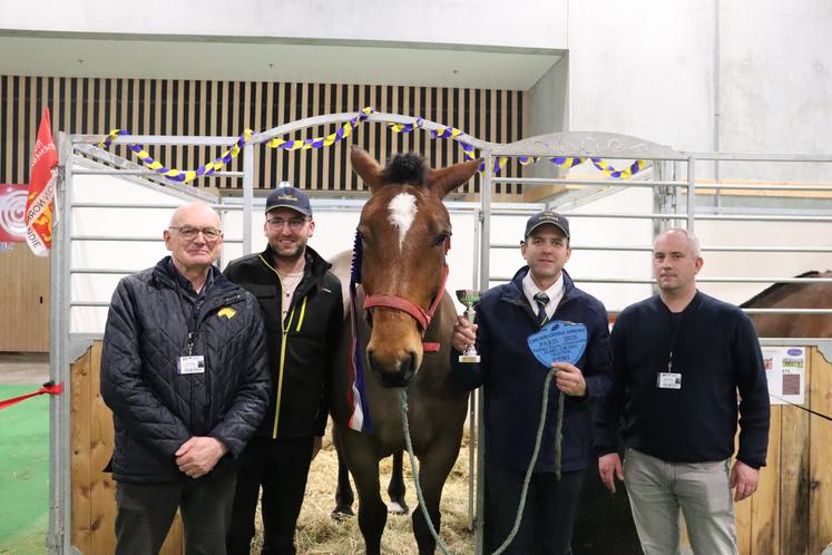 Didier Lalonde, président du Syndicat Cob Normand, aux côtés de Florian Leloup Marechalerie et son groom, Antoine Serais.