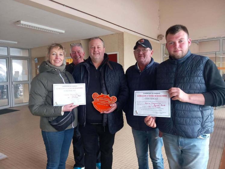 Sébastien Jacqueline, éleveur à Auvers, a décroché le grand prix d'excellence en mouton léger et mouton lourd. Un prix apprécié avec Stéphanie Lebranchu, sa compagne, Philippe Quenar, André Lepresle et Marin Angé.