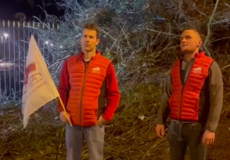 Luc Chardine et Étienne Cousin, respectivement président et secrétaire général des JA, tirent la sonnette d'alarme devant la préfecture de la Manche, pour une dérogation individuelle et non collective accordée pour l'entretien des haies.