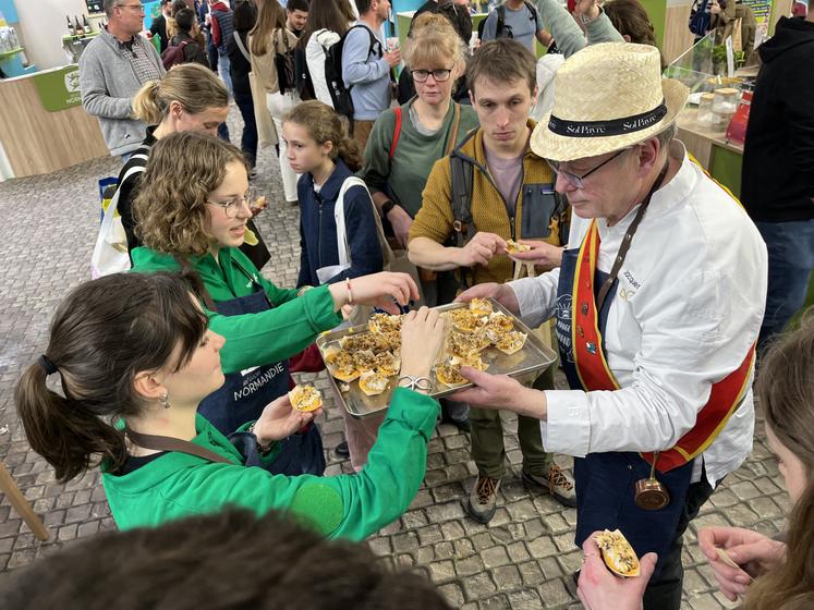 Distribution de filets de tacaud aux lentilles ornaises par Jacques Collet.