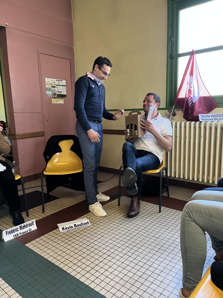 Maxime Vaugeois s'est vu remettre un cadeau de la part des JA 61 pour le remercier de son engagement sur la partie installation au sein du syndicat.