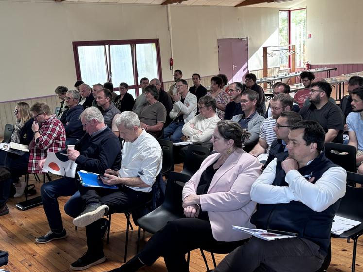 La première partie de l'assemblée générale s'est déroulée en salle, à Saint-Fraimbault avant de se rendre en élevage, à la SCEA La Barrabrie, vainqueur des Trophées de l'élevage en 2020 et 2024.