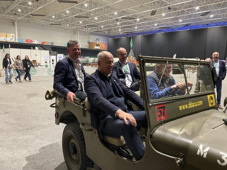 Jean-Michel Hamel, président de la FDSEA 50, Arnaud Rousseau, président de la FNSEA et Xavier Hay, président de la FDSEA 14 ont débarqué en jeep lors du gala du 1er avril.