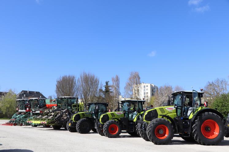 Le matériel agricole (machinisme) a déjà pris place à l'entrée du parc des expositions de Caen, sous un beau ciel bleu.