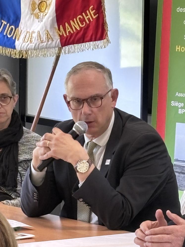 Pierre Chauleur, sous-préfet d'Avranches, soutient l'action de l'Amoma.