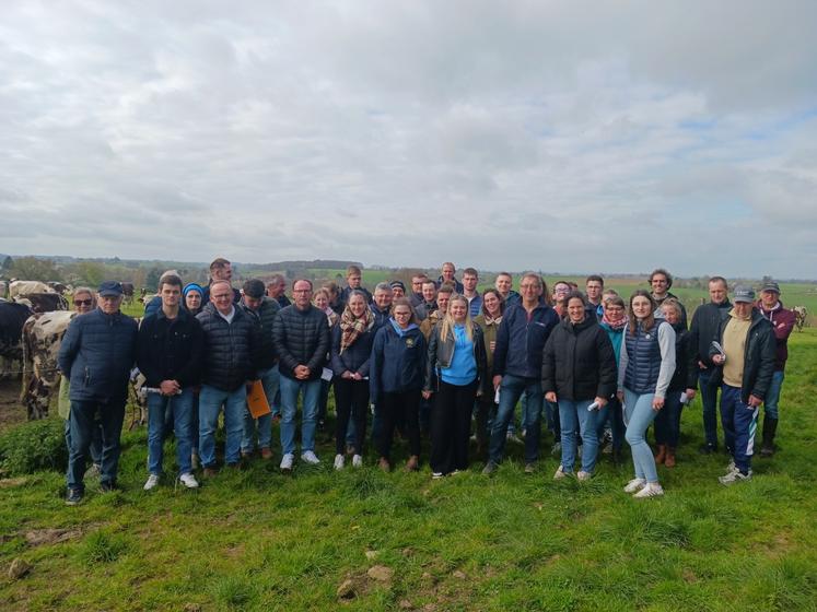 Les éleveurs ont clôturé leur journée par une visite du plus grand troupeau 100 % Normande. Ils étaient au Gaec de la Rousseaie en Mayenne.