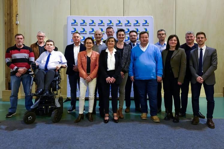 Le nouveau bureau communautaire de la Communauté d'agglomération du Cotentin, compte 15 vice-présidents autour de Christèle Castelein, présidente.