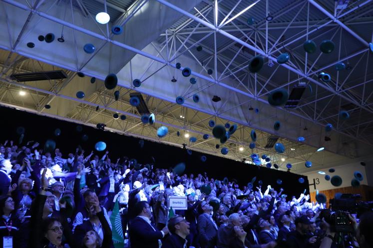 "Notre victoire syndicale, c'est de n'avoir jamais rien lâché du quotidien comme des perspectives d'avenir", a affirmé Arnaud Rousseau. La séance publique a réuni jusqu'à 1 200 personnes.