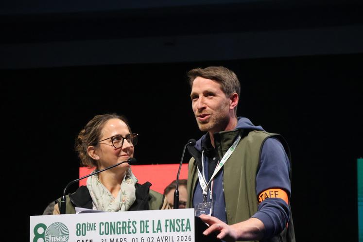 Nadège Mahé et Guillaume Férey ont salué devant plus de 900 congressistes le travail commun des bénévoles, marquant au passage "une belle rencontre" et la synergie des deux FDSEA organisatrices.