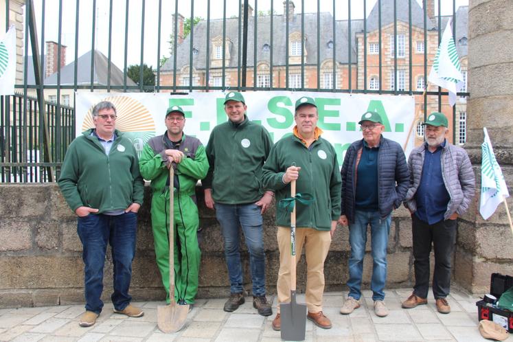 Vendredi 17 avril 2026, la FDSEA 61 a organisé une action devant la préfecture d'Alençon. Leur but : dénoncer la hausse du GNR qui a doublé depuis début mars en raison de la guerre au Moyen-Orient.