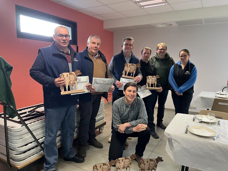 Elvup a remis les trophées des vaches à plus de 100 000 litres.