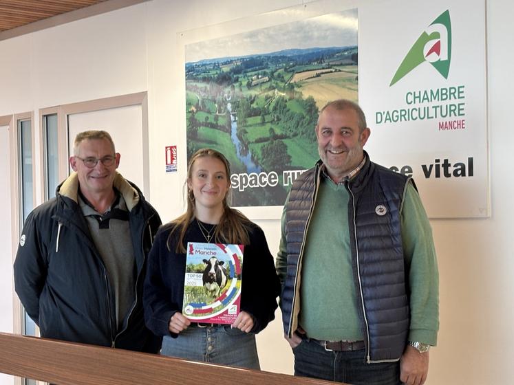 Marie Lecavelier, entourée de Gilles Bonnissent et Sylvain Nativelle, co-président de l'association Prim'Holstein de la Manche.