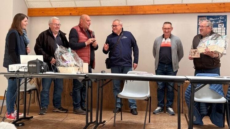 L'investissement de Gilles Bonnissent et Marc Lorier au sein de Prim'Holstein Manche a été reconnu lors de la dernière assemblée générale 2026 à Saint-Aubin-des-Préaux.