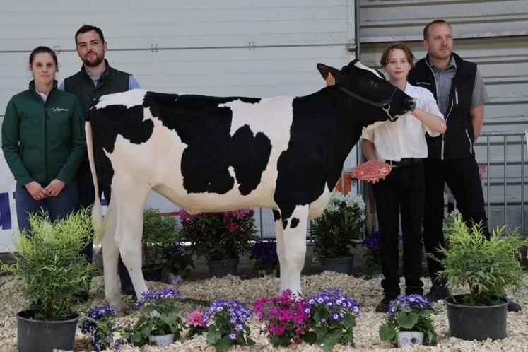 Matthias Nuttens (13 ans), au côté de son père Guillaume Nuttens, est premier du concours laitier.