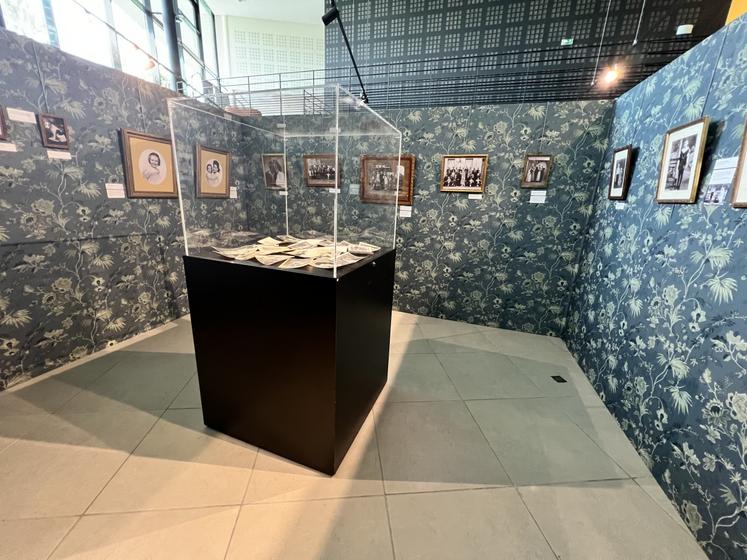 Les photographies encadrées et les décors immersifs plongent le visiteur dans l'univers des studios du XXe siècle. Ici, de nombreux portraits sont exposés.