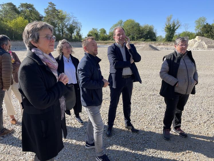 Les services administratifs du Calvados, dont Marianne Piqueret, directrice de la DDTM 14 (à gauche), ont été invités par la Chambre d'agriculture à visiter le Secoppa, jeudi 23 avril.