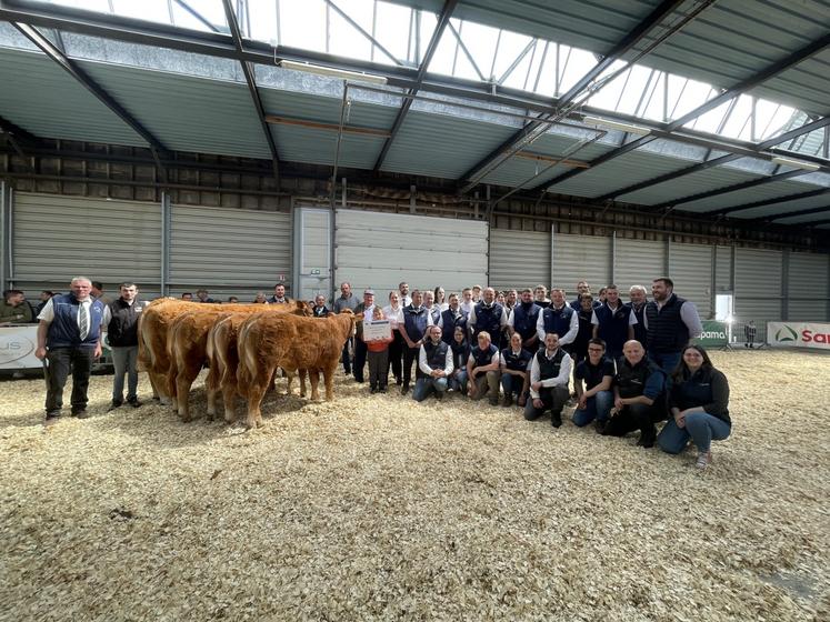 17 élevages Limousins ont participé au concours départemental cette année. Passage obligé : la photo de groupe avec la famille Auvray, sacrée meilleur élevage du concours.