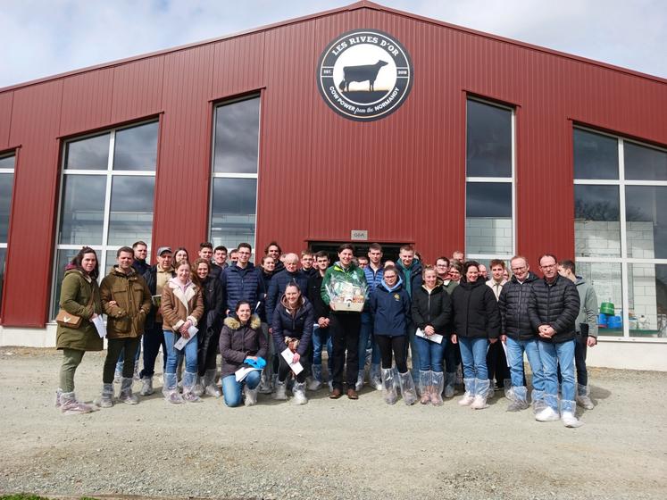 Première escale pour les éleveurs manchois de Normandes chez Luc Sassel dans l'Orne, éleveur de Prim'Holstein.