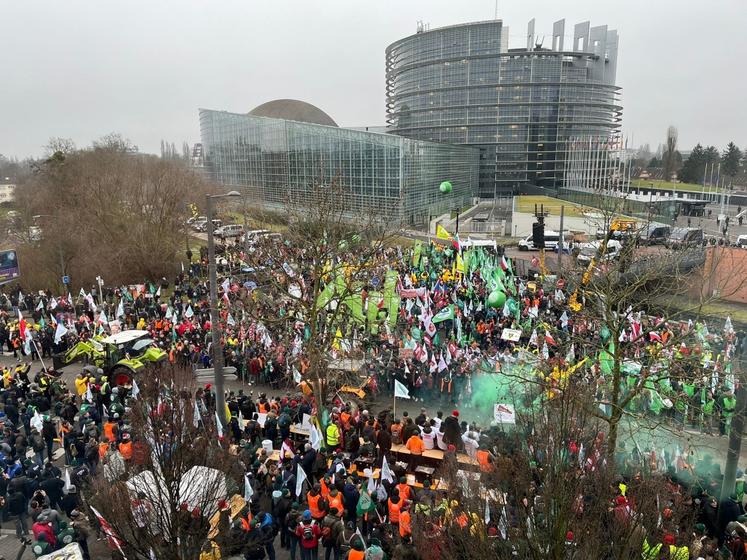"Je trouverai plus louable que nos députés européens fassent évoluer la législation européenne pour que ce soit équitable partout", décrit-il.