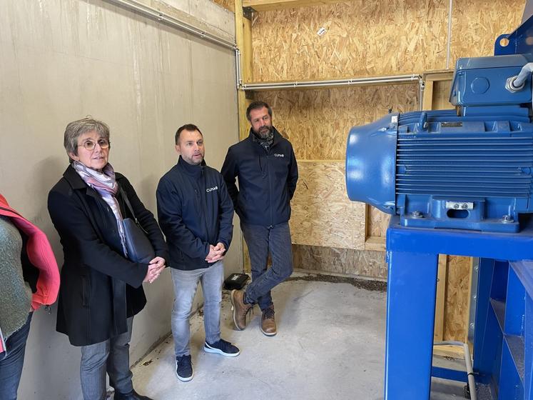 "Avec le ventilateur, on pousse la marche forcée entre deux et trois jours autour de 10 à 15 degrés de plus que la température extérieure, pour une hydrométrie entre 20 et 30 %", observe Vincent.