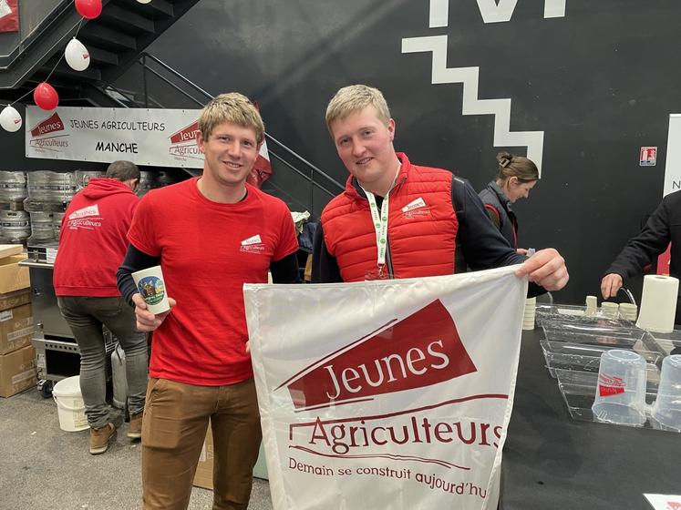 Alban Brehon, président des JA 14, et Edouard Cuquemelle, membre des JA 50, œuvrent main dans la main avec les bénévoles Jeunes Agriculteurs pour tenir à flot la buvette.