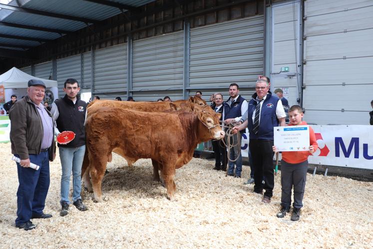 Sept élevages se sont disputé le graal : la première place du prix d'élevage. Elle revient finalement au Gaec de l'Allière et à la famille Auvray, ici représentée par les trois générations.