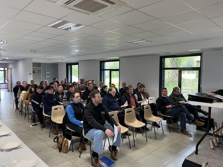 Deux représentants de Prim'Holstein France étaient là. Ils ont comparé le troupeau ornais au français.