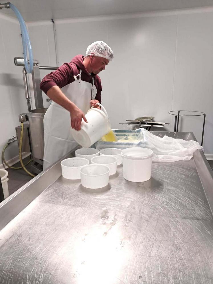 Pour les visiteurs du jour, Alex Rouillec a expliqué le processus de production à partir du lait des Montbéliardes.