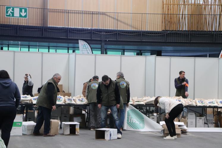 En ce lundi matin, ça monte et ça démonte dans tous les sens. Environ 110 bénévoles se relaieront durant la totalité du congrès.