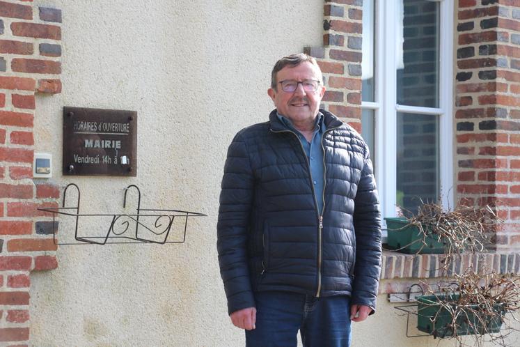 Bertrand Detroussel a consacré 43 ans de sa vie au service de la commune de Neuilly-le-Bisson. Lors des municipales en mars 2026, il a rendu son écharpe de maire.