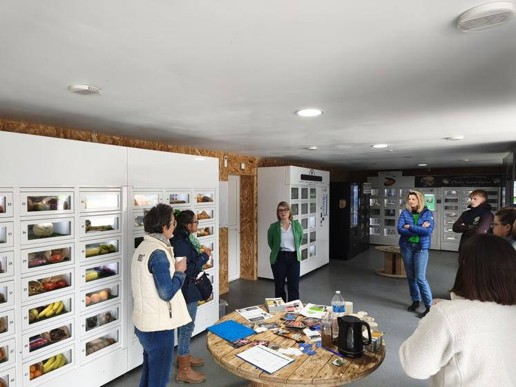 Une dizaine de personnes a pu échanger avec Christelle Férey, productrice, et propriétaire de cinq distributeurs automatiques de ses produits.