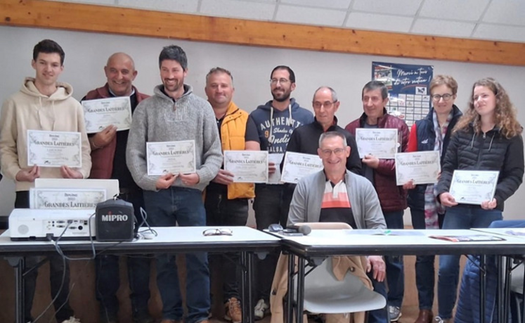 Parmi les grandes laitières à l'échelle nationale, 23 sont issues de 19 élevages de la Manche. Les éleveurs ont été récompensés.