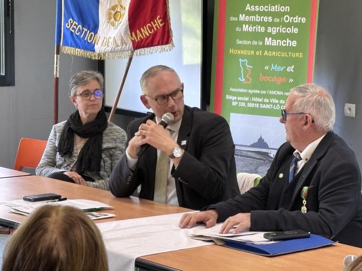 Marie-France Tapon, directrice d'Agri'Pôle, le sous-préfet, Pierre Chauleur et Guy Tesnière, président de l'Amoma. 