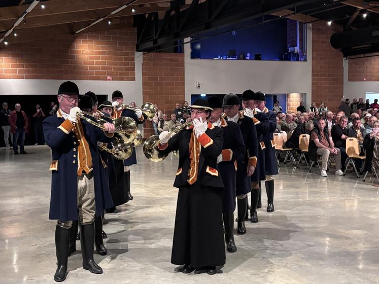 Les honneurs ont été entendus par les sonneurs de trompes.
