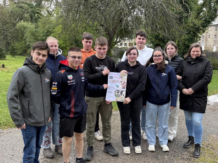 Maxence, Théophile, Sacha, Lilly, Joséphine, Louis, Antoine, Amandine, Romane, Eline et Etienne créent ensemble un mini festival à l'Abbaye de Montebourg le 30 mai.