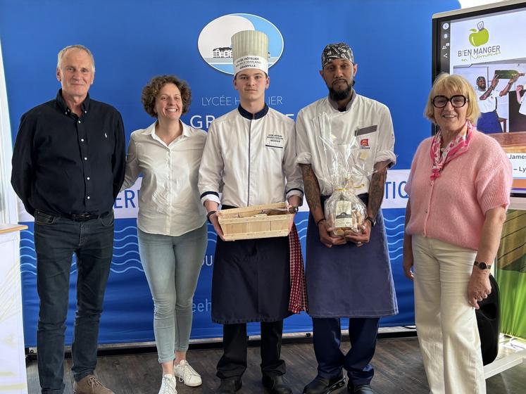 Le binôme, Alex Larcher et James Moraida, récompensé par Yvan Fourré de l'Arip Normandie (filière porcine), Adèle Hommet, vice-présidente du Département et Catherine Guérault, élue de la Chambre d'agriculture de la Manche.