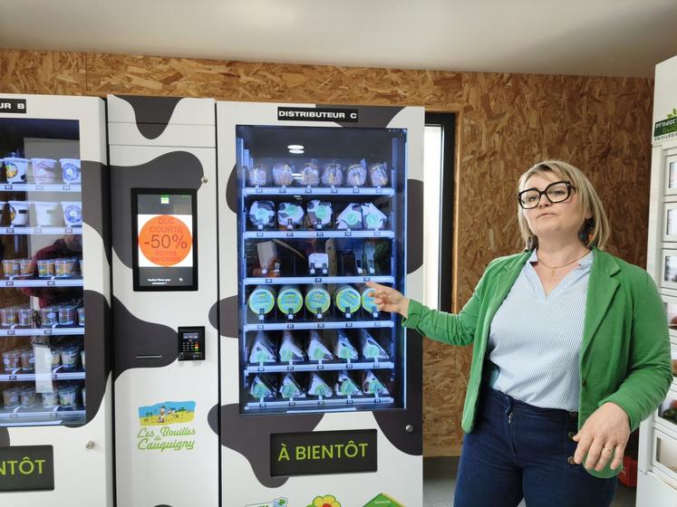 Depuis 2021, Christelle Férey, installée en production laitière et transformatrice à Picauville, commercialise en partie ses camemberts, crèmes, yaourts... via les distributeurs automatiques.