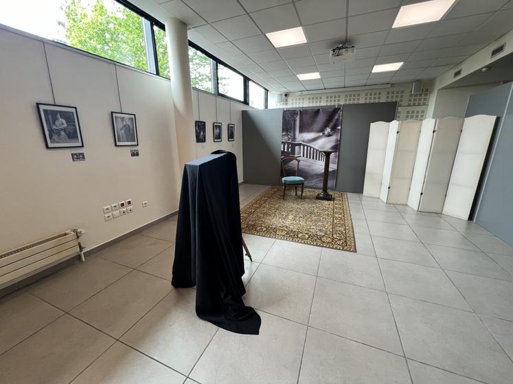 Comme dans les studios d'antan, l'appareil invite à prendre la pose. Face à l'objectif, on imagine les visiteurs d'hier, le temps d'un instant figé... et presque le réflexe d'esquisser un "cheese".
