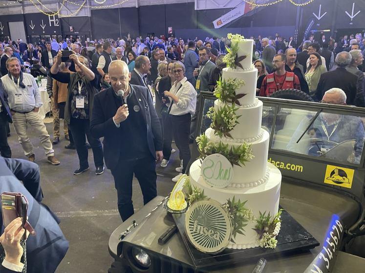 "Je voulais marquer ce 80e anniversaire de l'histoire de notre syndicat avec une pensée émue pour ceux qui nous ont précédés", a souligné Arnaud Rousseau.