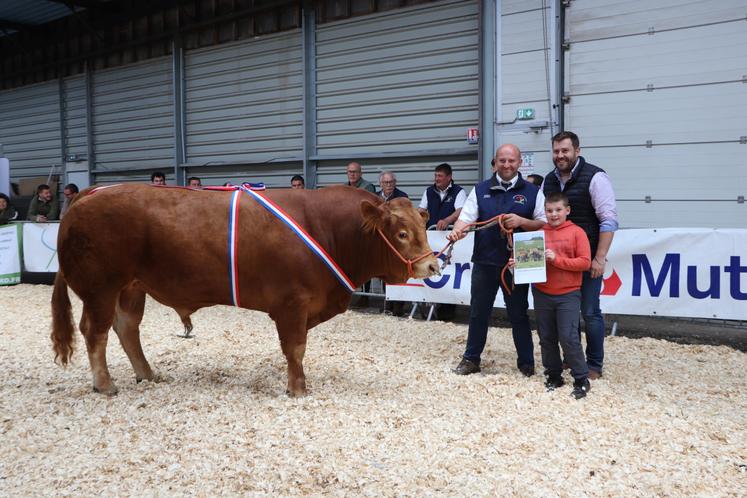 Urgel fraîchement désigné meilleur animal du concours, après avoir été titré champion mâle adulte.