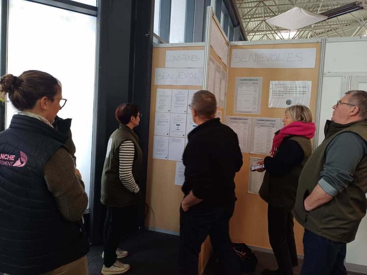 À chacun son planning. Les bénévoles sont répartis par tâche pour que tout le monde œuvre efficacement pour le collectif.