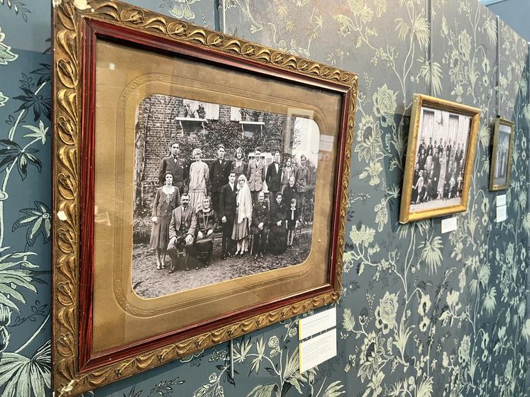 Dans ce décor aux accents d'autrefois, chaque portrait semble raconter une histoire. Des familles, des cérémonies, des mariages... Autant de fragments de vie saisis et conservés à travers le temps.
