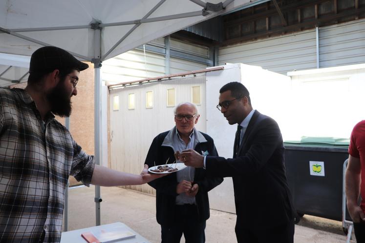 Sur le stand d'Interbev, une dégustation de viande a été proposée au sous-préfet.