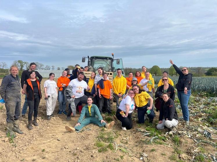 Tout au long de l'après-midi, les jeunes de l'association Unis Cités, ont glané les poireaux dans les parcelles de la Ferme des mille saveurs.